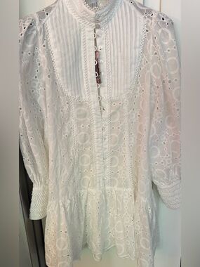 Aofur white long sleeve boho dress. 
Size XS. (Seems like a 4)
95% cotton.